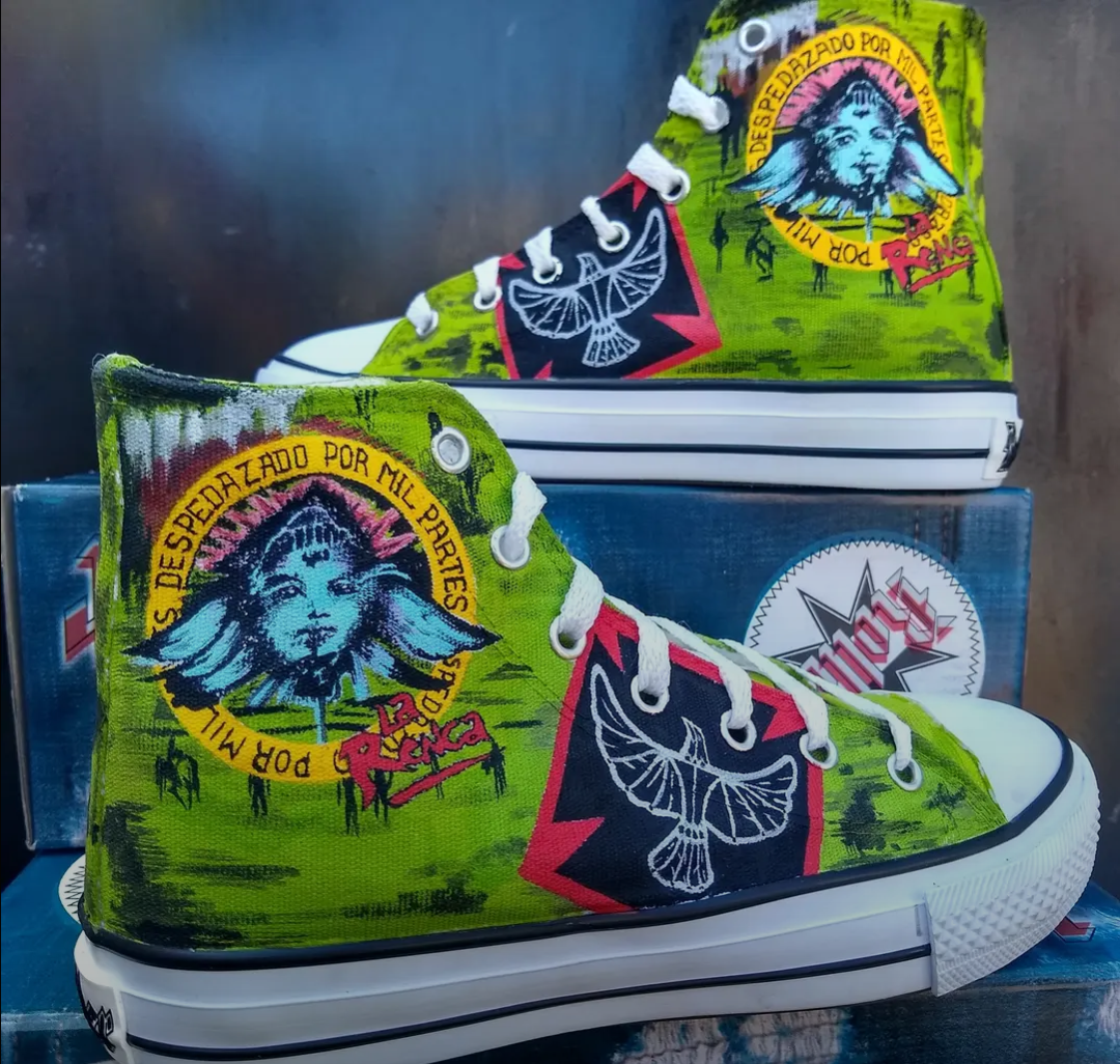 zapatilla de D P Mil Partes pintada a mano